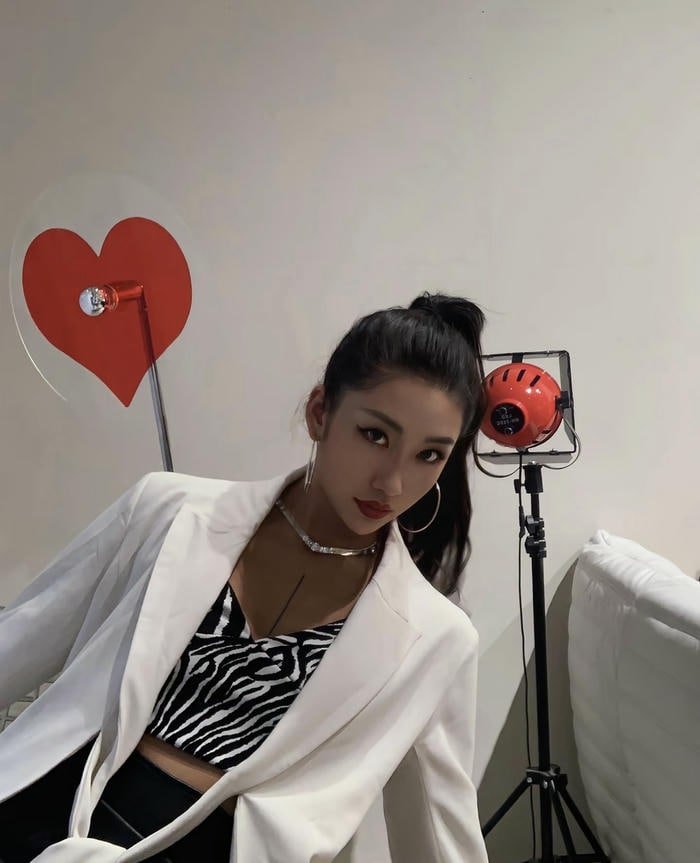 Ảnh gái xinh thể hiện sự mạnh mẽ