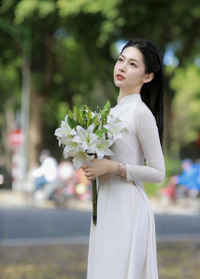 Cô gái Việt duyên dáng giữa phố