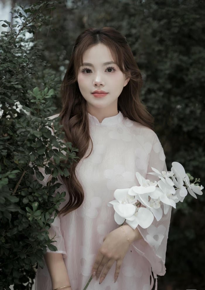 Cô gái Việt rạng rỡ trong khung cảnh quê hương