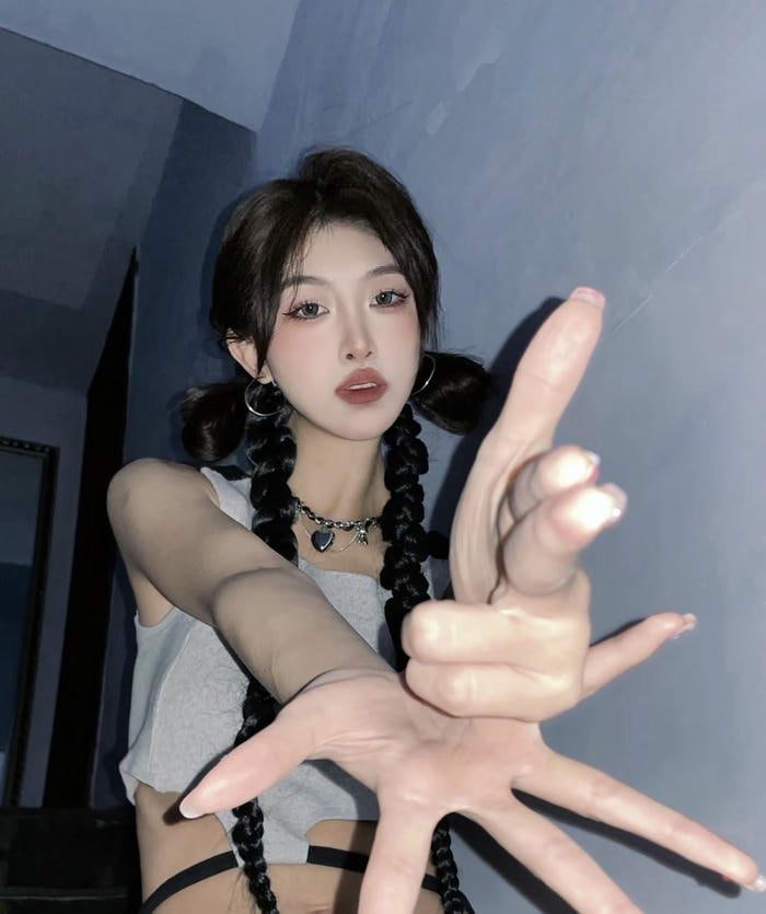 Cô gái ngầu giữa phố