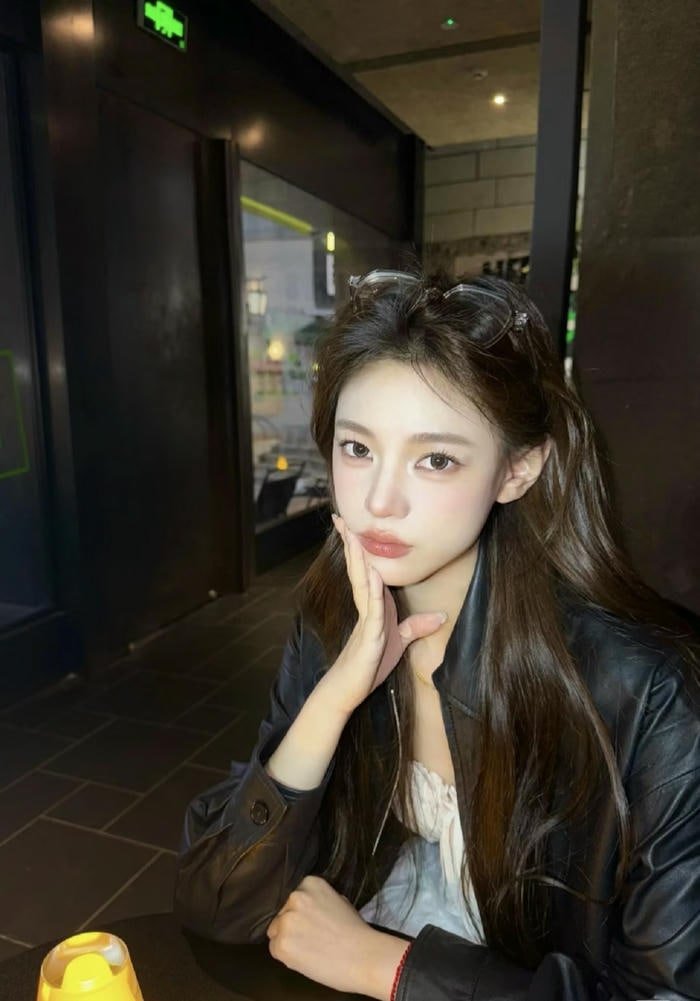 Cô gái ngầu trong ánh đèn