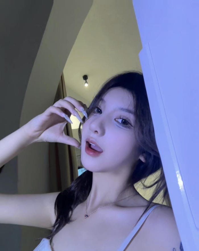 Gái xinh tạo dáng thanh thoát