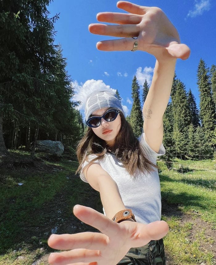 Gái xinh tạo dáng tự nhiên và thoải mái