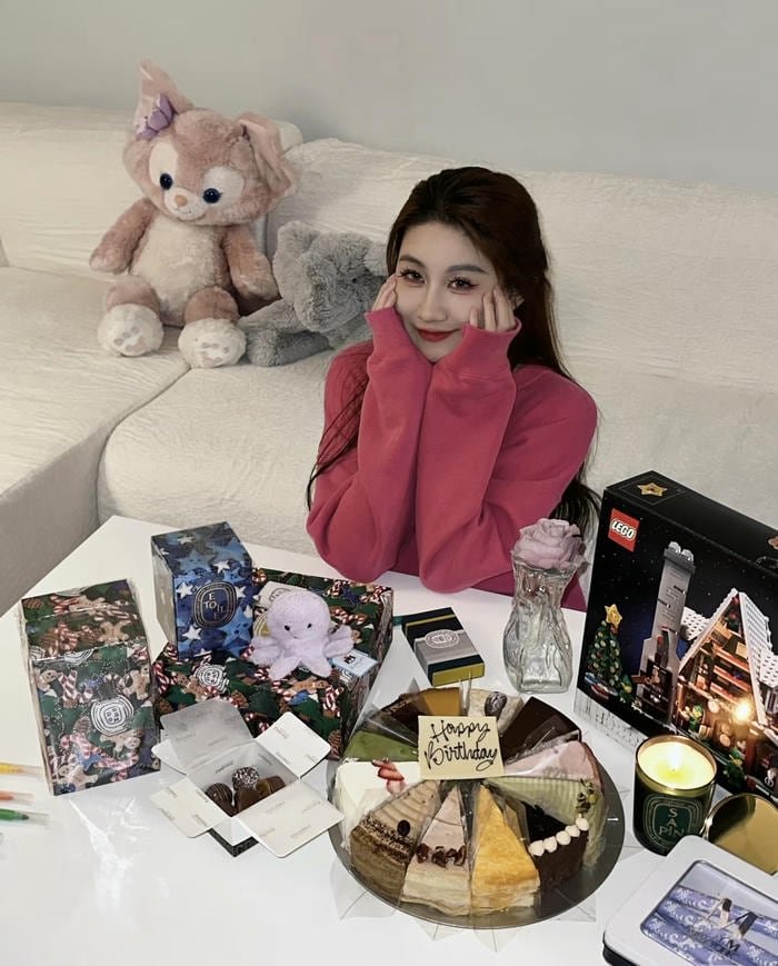 Hình sinh nhật với biểu cảm vui tối giản