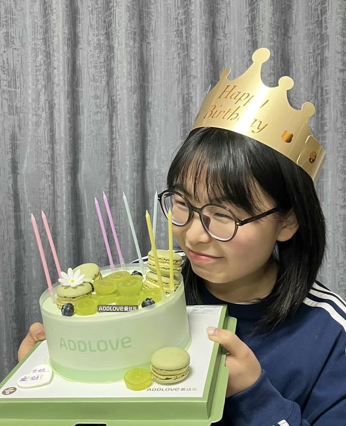 Hình sinh nhật với biểu cảm vui