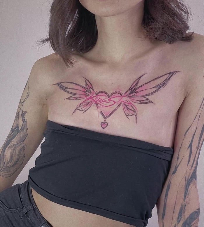 Hình xăm hoa hồng ở ngực nữ