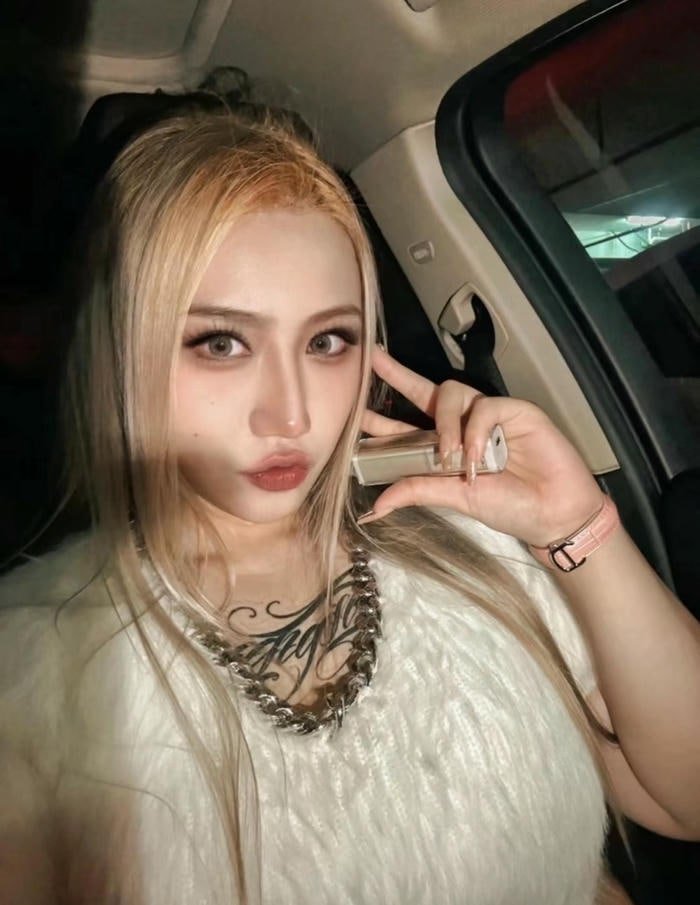 Hình xăm kín đáo ở ngực nữ