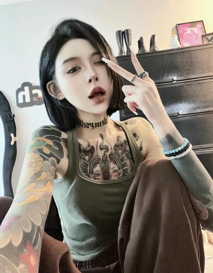 Hình xăm mini kín đáo ở ngực nữ