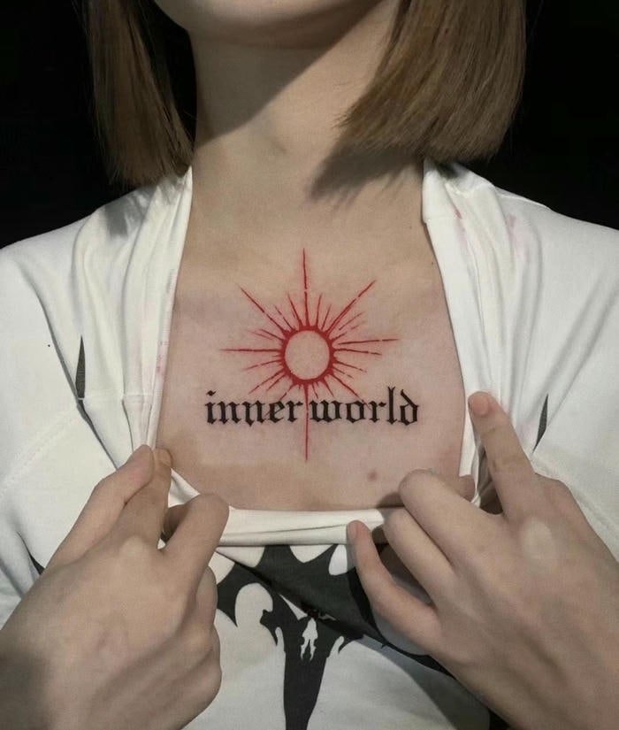 Hình xăm phong cách ở ngực nữ