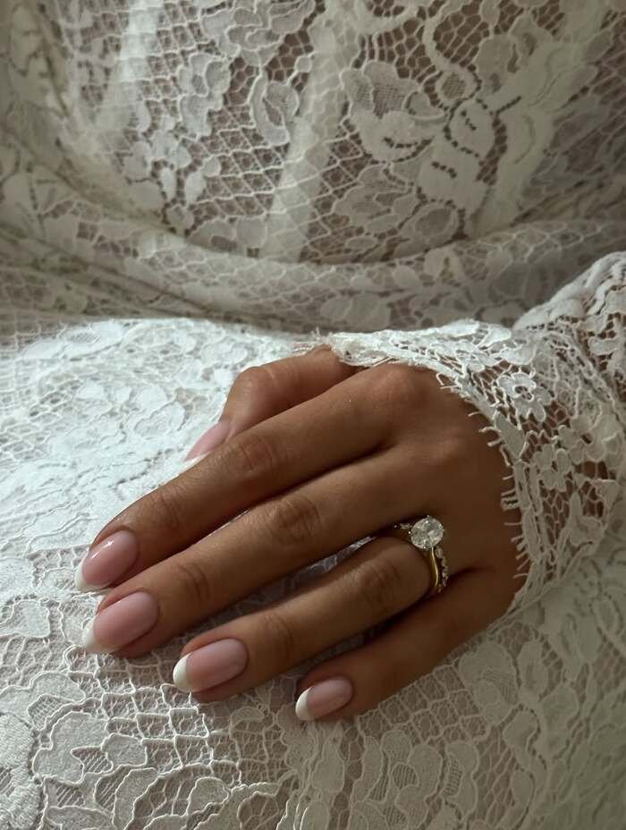 Mẫu nail cô dâu sang chảnh móng ngắn