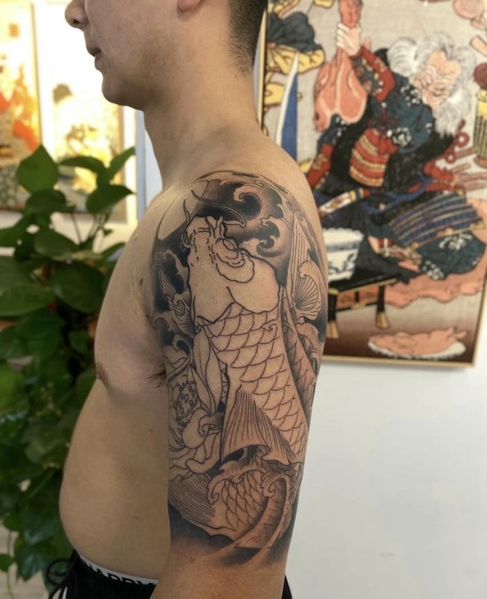 hình xăm cá chép hoa sen bắp tay