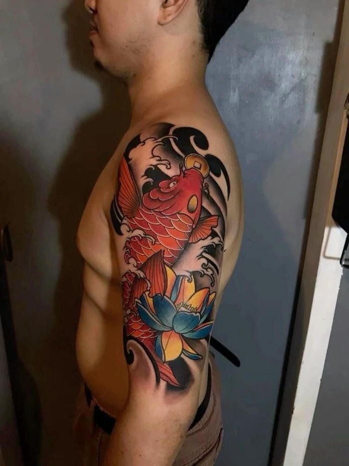 hình xăm cá chép hoa sen ở cánh tay
