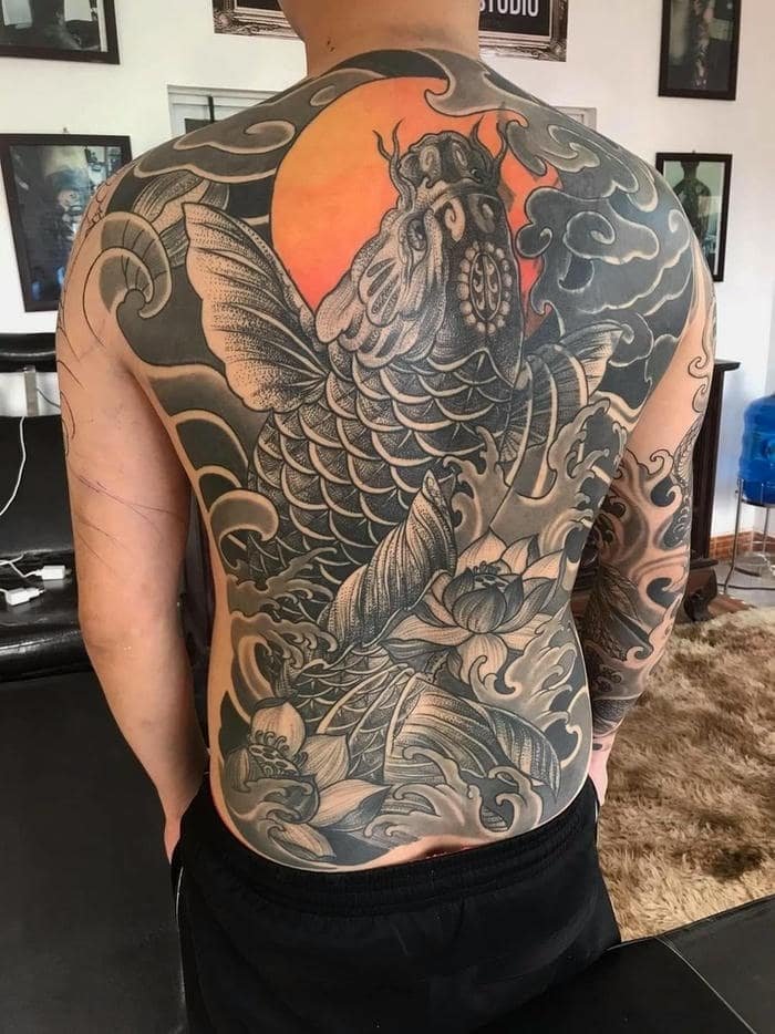 hình xăm cá chép trắng đen