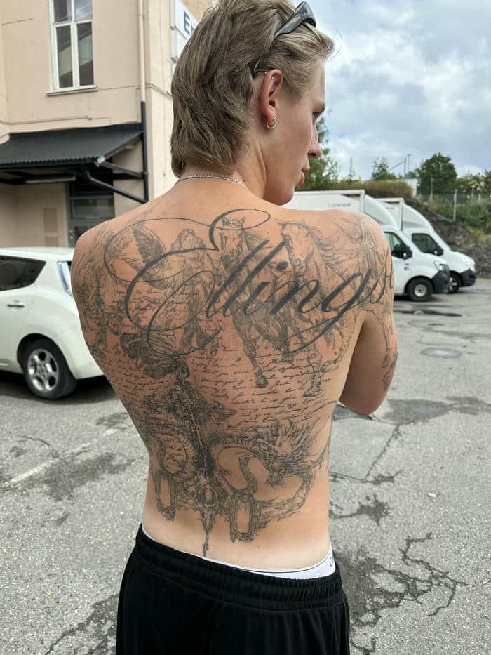 hình xăm chữ phun lưng