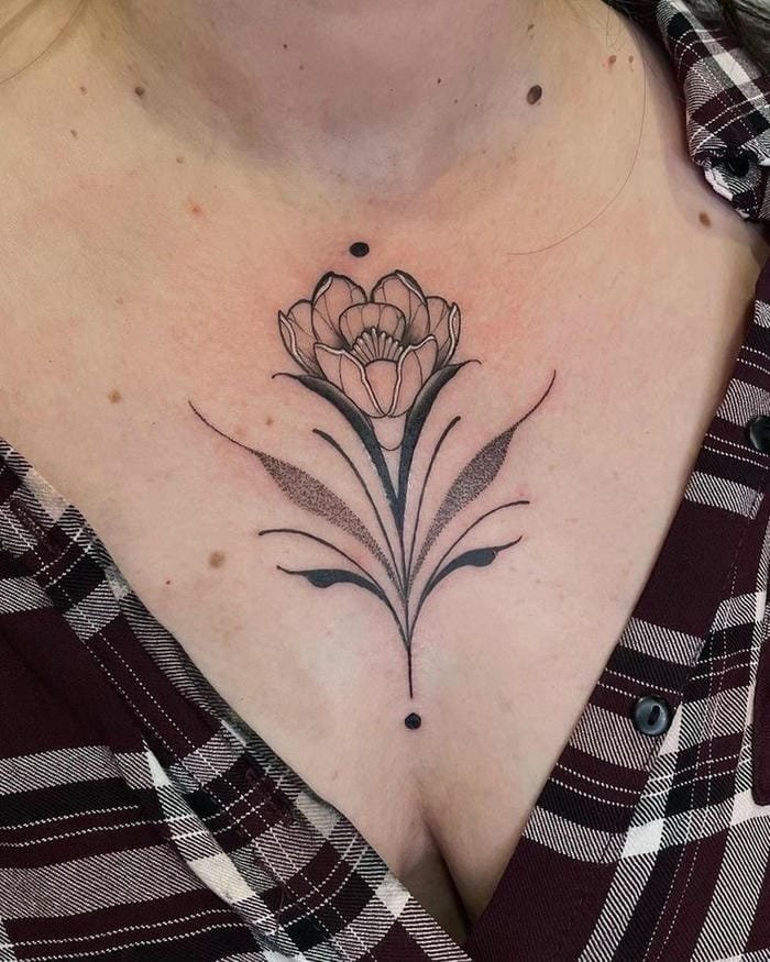 hình xăm giữa ngực nữ