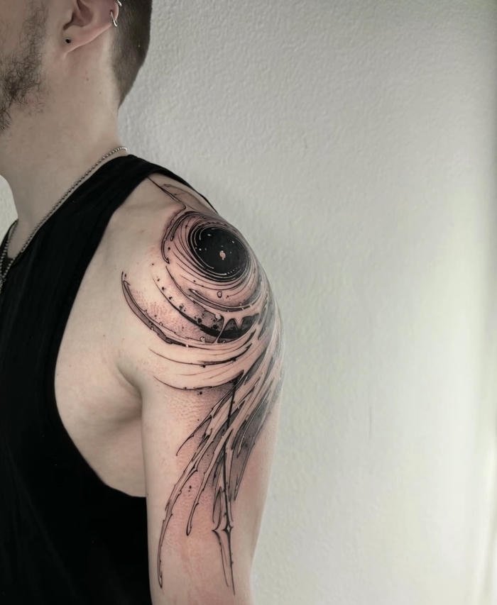 hình xăm nghệ thuật ở bắp tay nam