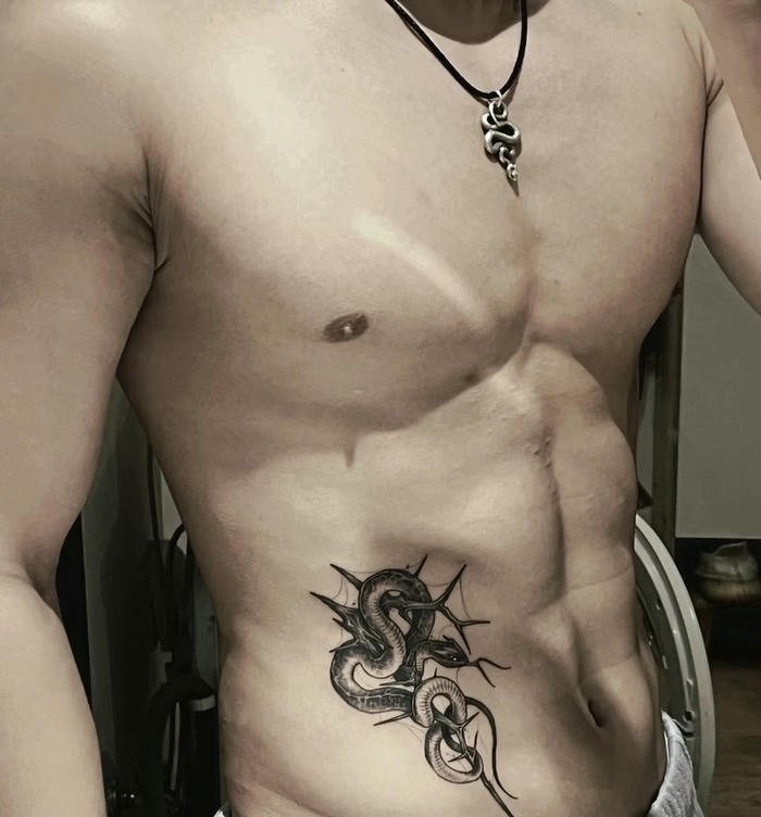 hình xăm nghệ thuật ở bụng