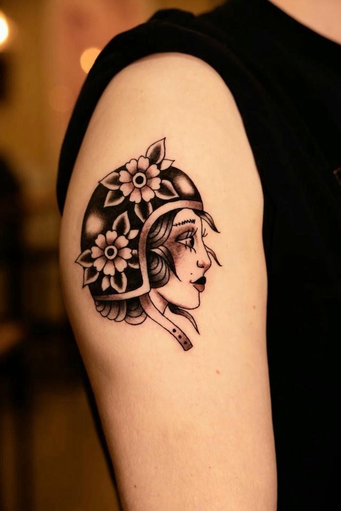 hình xăm old school trên bắp tay