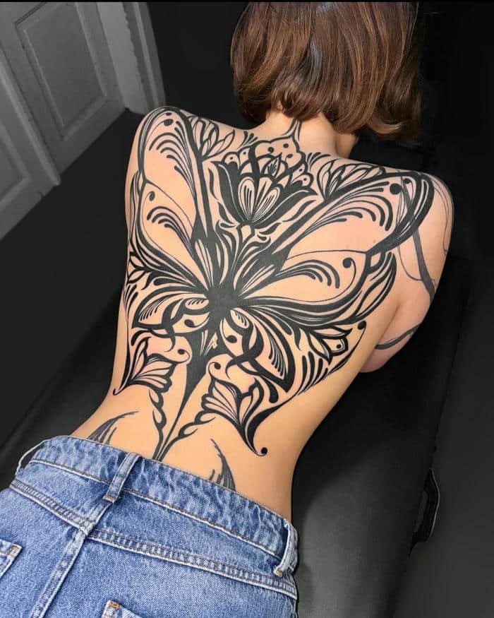 hình xăm phun lưng cánh bướm