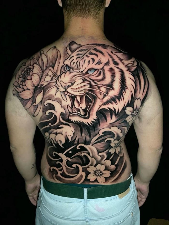 hình xăm phun lưng con hổ