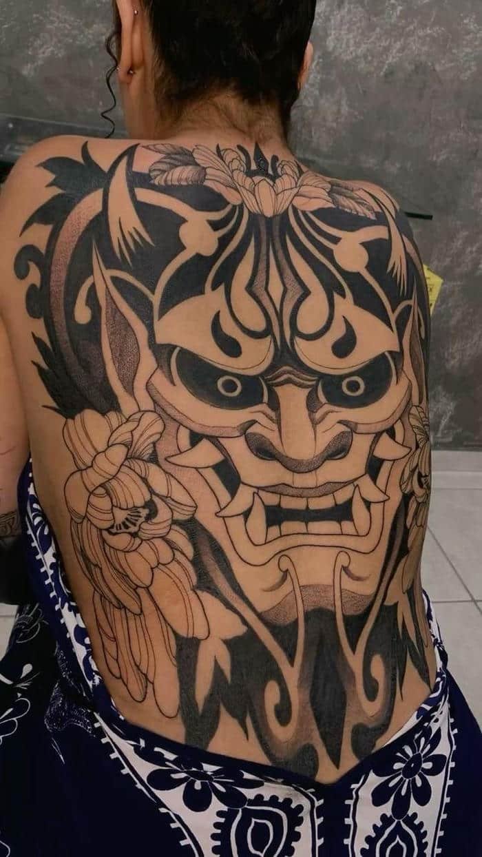 hình xăm phun lưng con quỷ