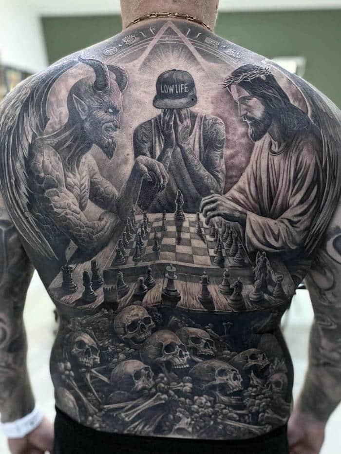 hình xăm phun lưng đánh cờ