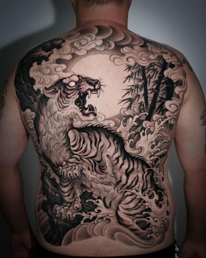 hình xăm phun lưng hổ dữ