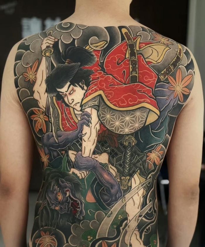 hình xăm phun lưng nhật cổ