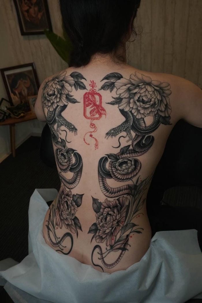 hình xăm phun lưng rắn và hoa