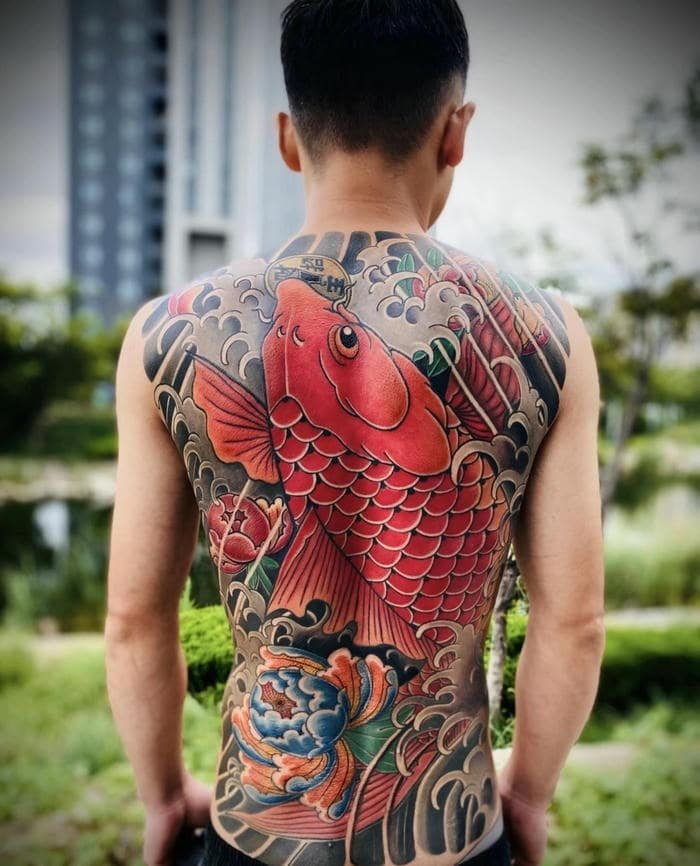 khung hình xăm cá chép kín lưng