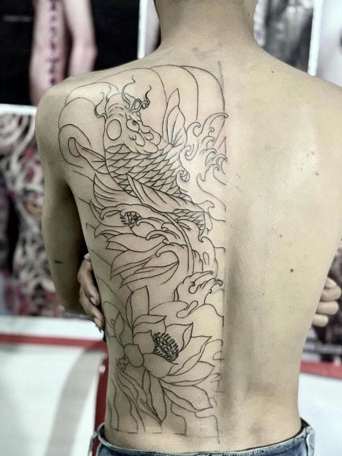 khung hình xăm cá chép và hoa sen