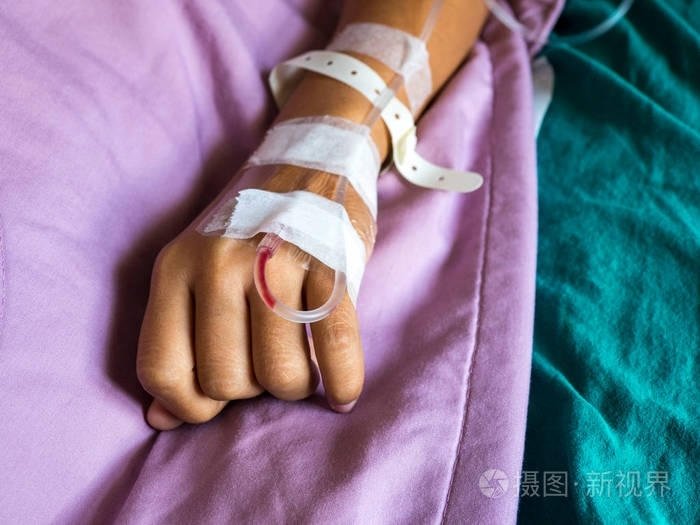 Ảnh truyền dịch nước biển trong bệnh viện