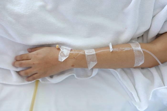 Hình ảnh bệnh nhân đang truyền nước biển