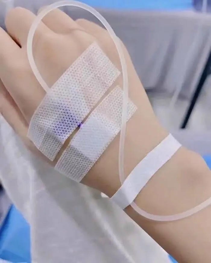 Hình ảnh kim truyền nước biển cận cảnh