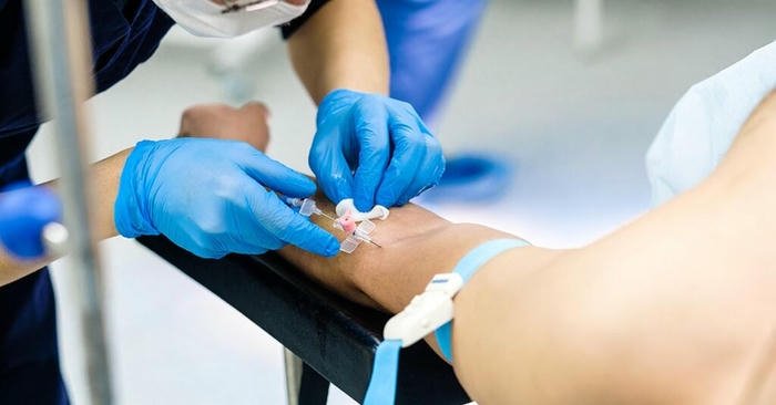 Hình ảnh truyền nước biển trong phòng mổ