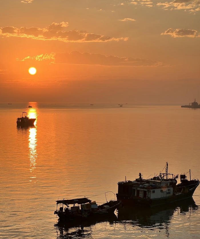 ảnh bầu trời hoàng hôn buồn lãng đãng ở biển