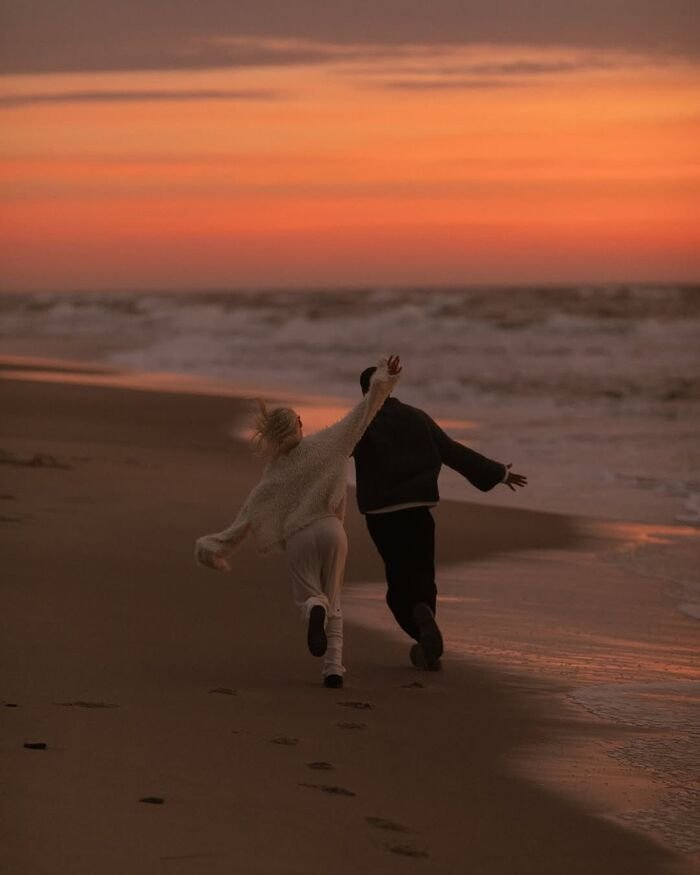 ảnh biển chill có người đang chạy