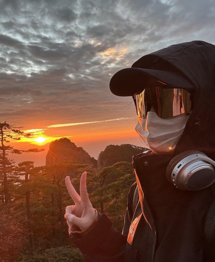 hình ảnh bình minh trên núi tỏa nắng