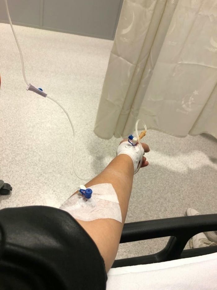 ảnh truyền nước trên tay nữ