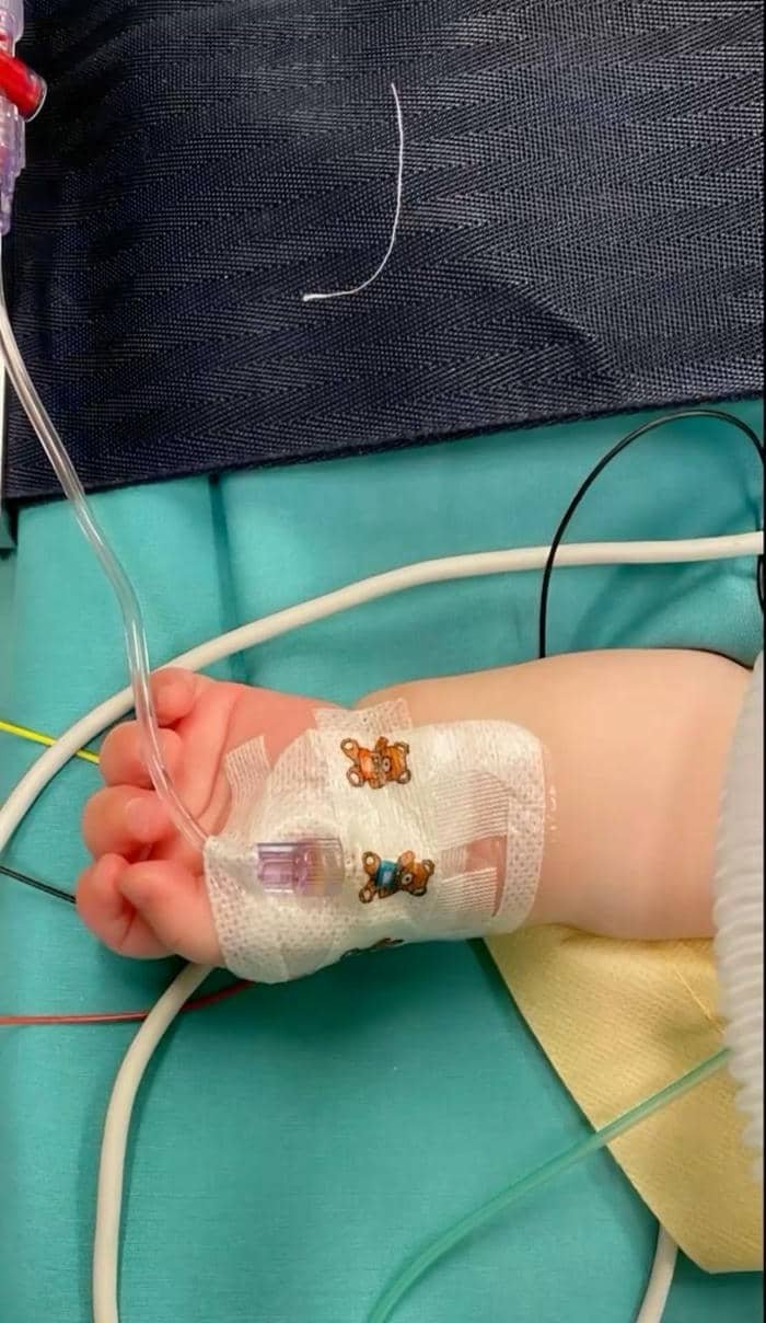 em bé truyền nước