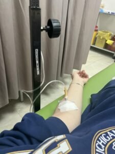 hình ảnh truyền nước biển tay con gái