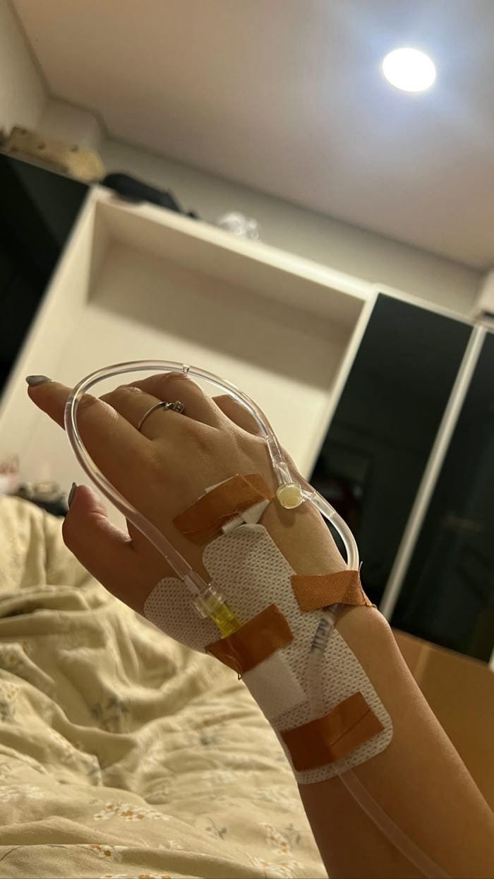 hình ảnh truyền nước biển trên tay nữ tại nhà