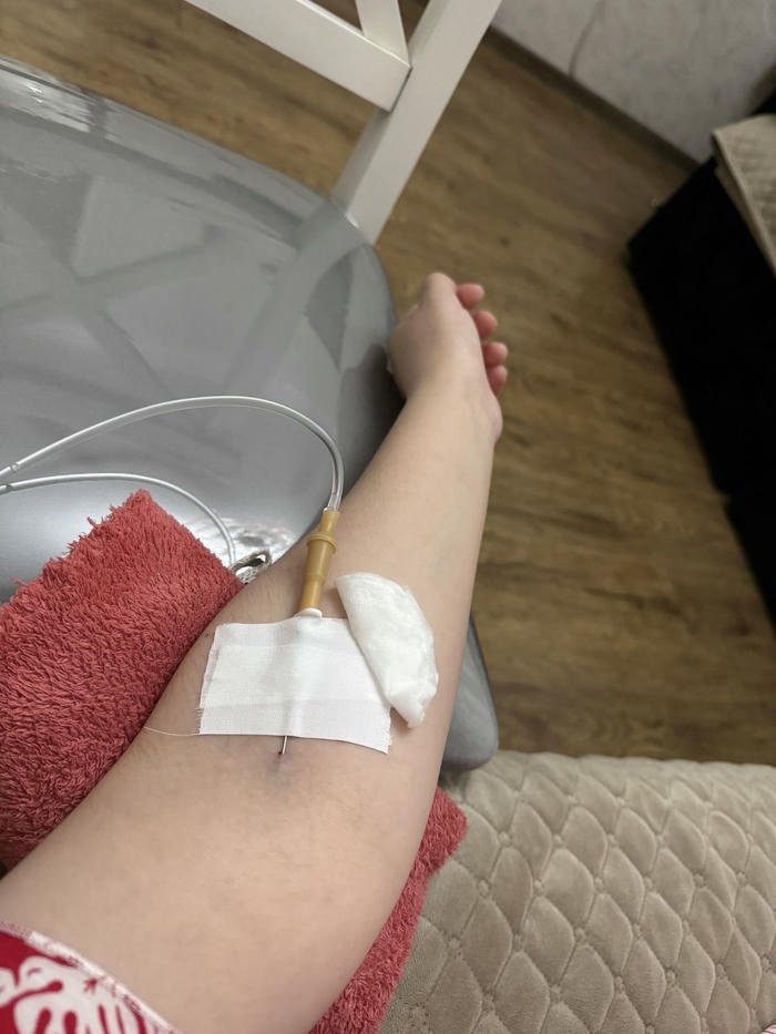 hình ảnh truyền nước ở tay nữ ở nhà