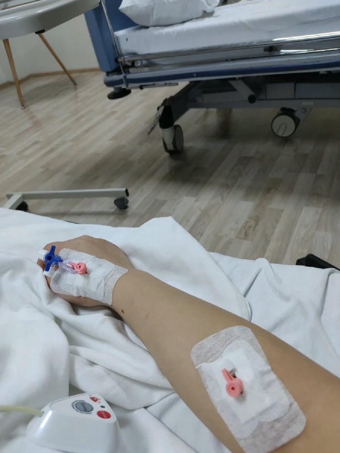 hình ảnh truyền nước ở tay nữ tại bệnh viện