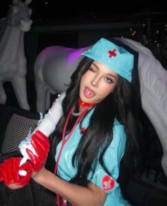 Ảnh cosplay y tá với biểu cẩm cực kì cuốn hút