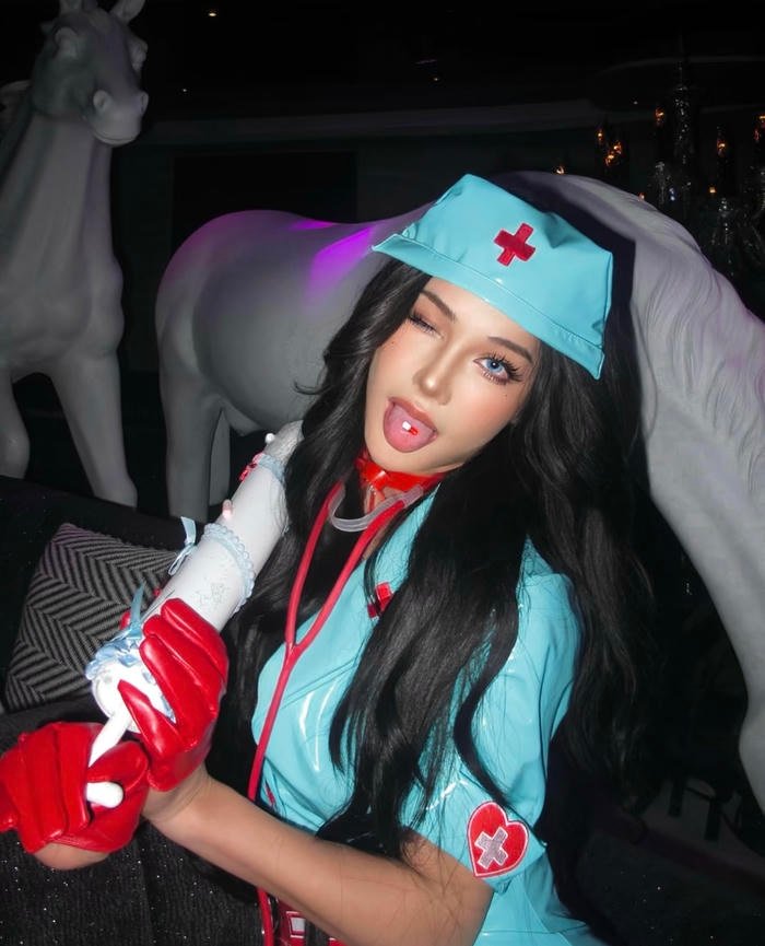 Ảnh cosplay y tá với biểu cẩm cực kì cuốn hút