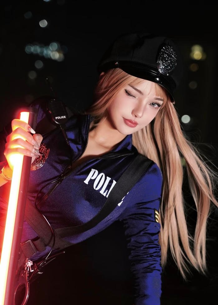 Ảnh cosplayer nữ cảnh sát sexy gây sốt