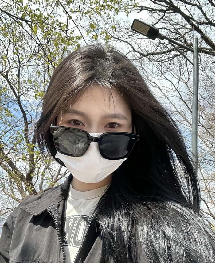 Ảnh gái che mặt đơn giản