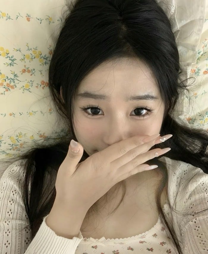 Ảnh gái che mặt phong cách tối giản