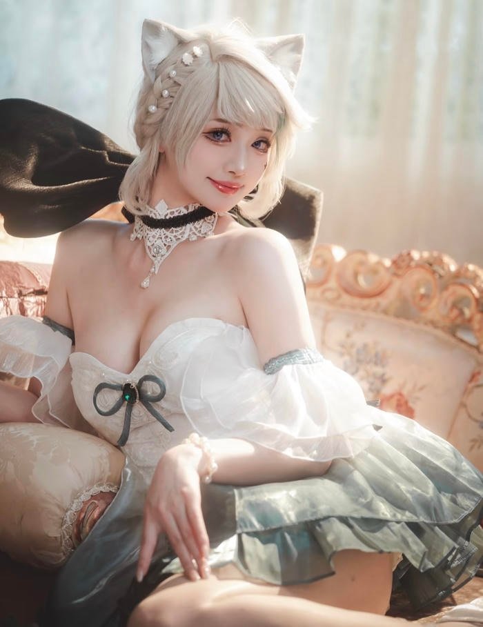 Bờ vai cosplayer lộ nét quyến rũ